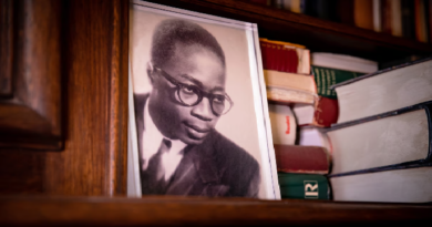 Amadou Lamine Sall sur la suspension de la vente de la bibliothèque de Senghor : «Un merci d’altitude au Président Diomaye Faye»