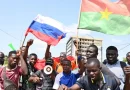 Au Burkina Faso, des centaines de manifestants protestent devant l’ambassade des États-Unis