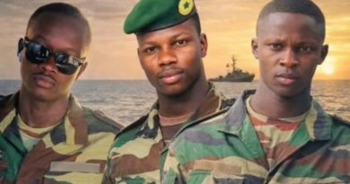 Saint-Louis : les adieux de la Marine à ses trois soldats disparus à l’embouchure du fleuve Sénégal