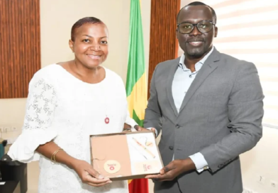 LA REPRÉSENTANTE DU CHEF DE L’ÉTAT AUPRÈS DE L’OIF REÇUE AU « SOLEIL » – Fatou Isidora Mara Niang et le Dg Lamine Niang explorent des pistes de collaboration