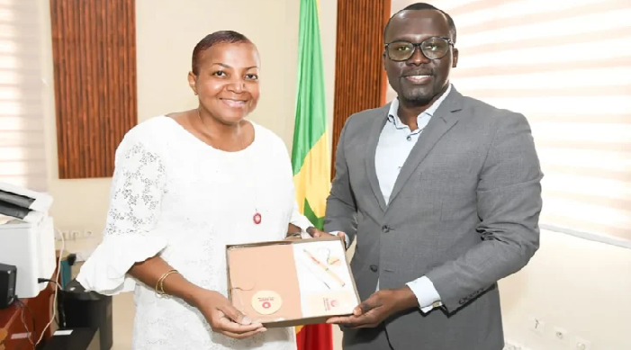 LA REPRÉSENTANTE DU CHEF DE L’ÉTAT AUPRÈS DE L’OIF REÇUE AU « SOLEIL » – Fatou Isidora Mara Niang et le Dg Lamine Niang explorent des pistes de collaboration