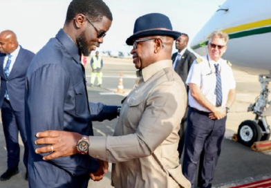 Sécurité en Afrique : Julius Maada Bio à Dakar pour un forum stratégique décisif