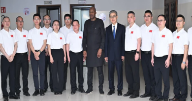 En fin de mission, quatorze médecins chinois élevés au grade de Chevalier dans l’Ordre national du lion En fin de mission, quatorze médecins chinois élevés au grade de Chevalier dans l’Ordre national du lion