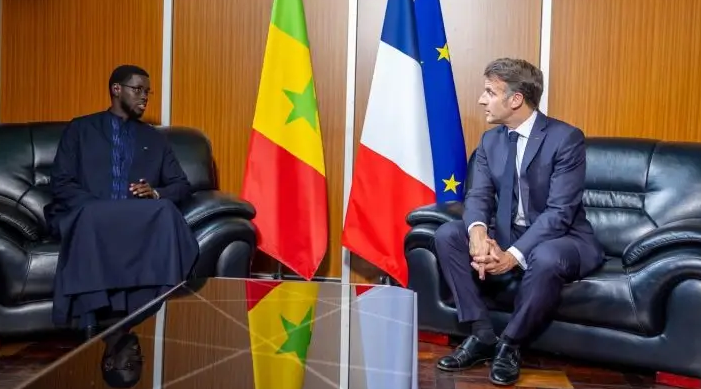 Tête-à-tête entre les présidents Faye et Macron : coopération bilatérale et défis globaux au centre des échanges