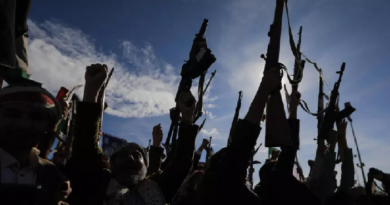 Yémen: les Houthis revendiquent une attaque contre Israël et interdis ses navires en mer Rouge